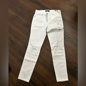White high rise skinny jeans, with tags. Brand new.